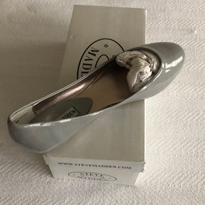 Steve Madden grey patent flats